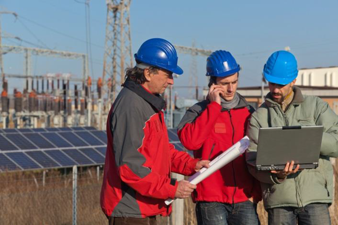 Ingenieure vor Solaranlage