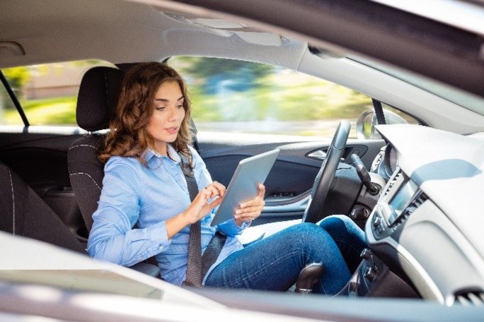 Frau in autonom fahrendem Auto