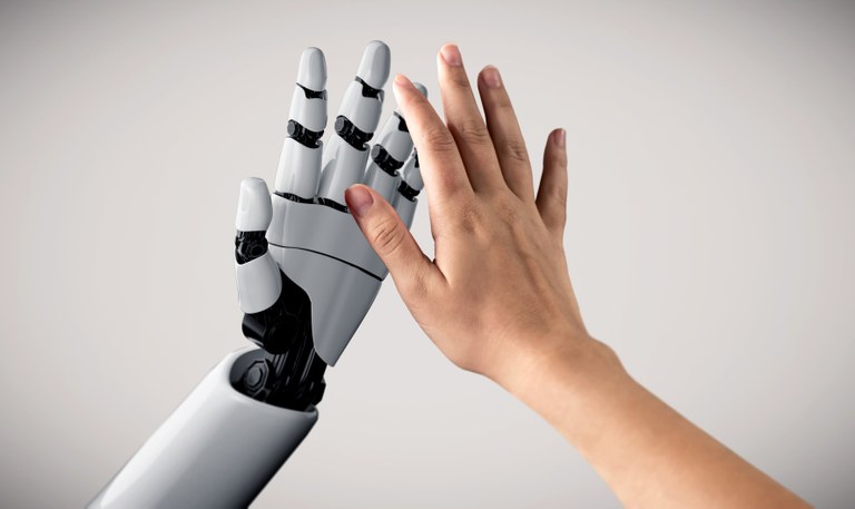 Roboterhand und menschliche Hand