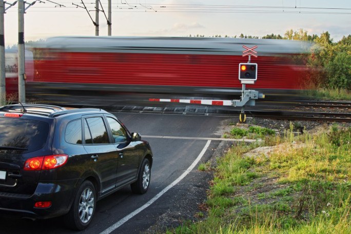 Auto am Bahnübergang