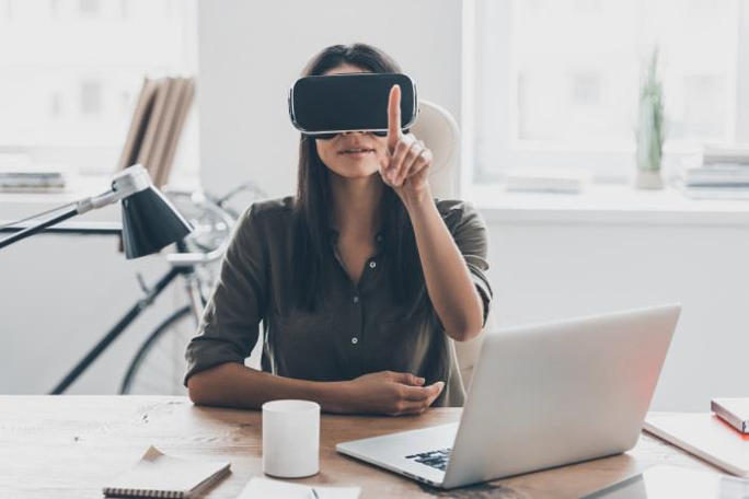 Frau mit Datenbrille