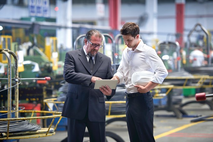 Ingenieur und Investor im Gespräch in einer Industriehalle